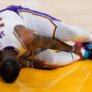 詹姆斯脚踝意外受伤，他的MVP和主场优势都悬了